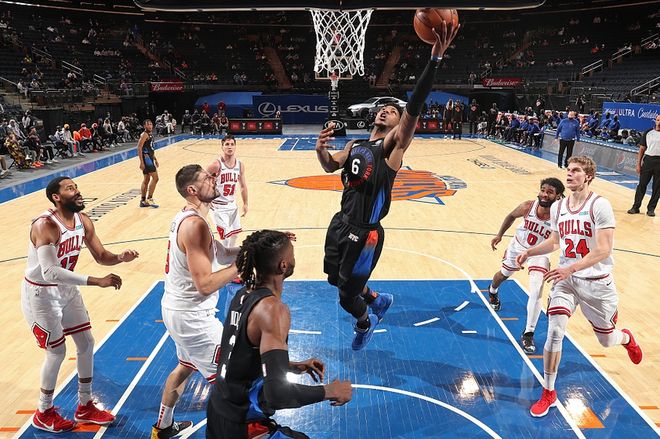 上海队逆转四川队，武切维奇统治全场