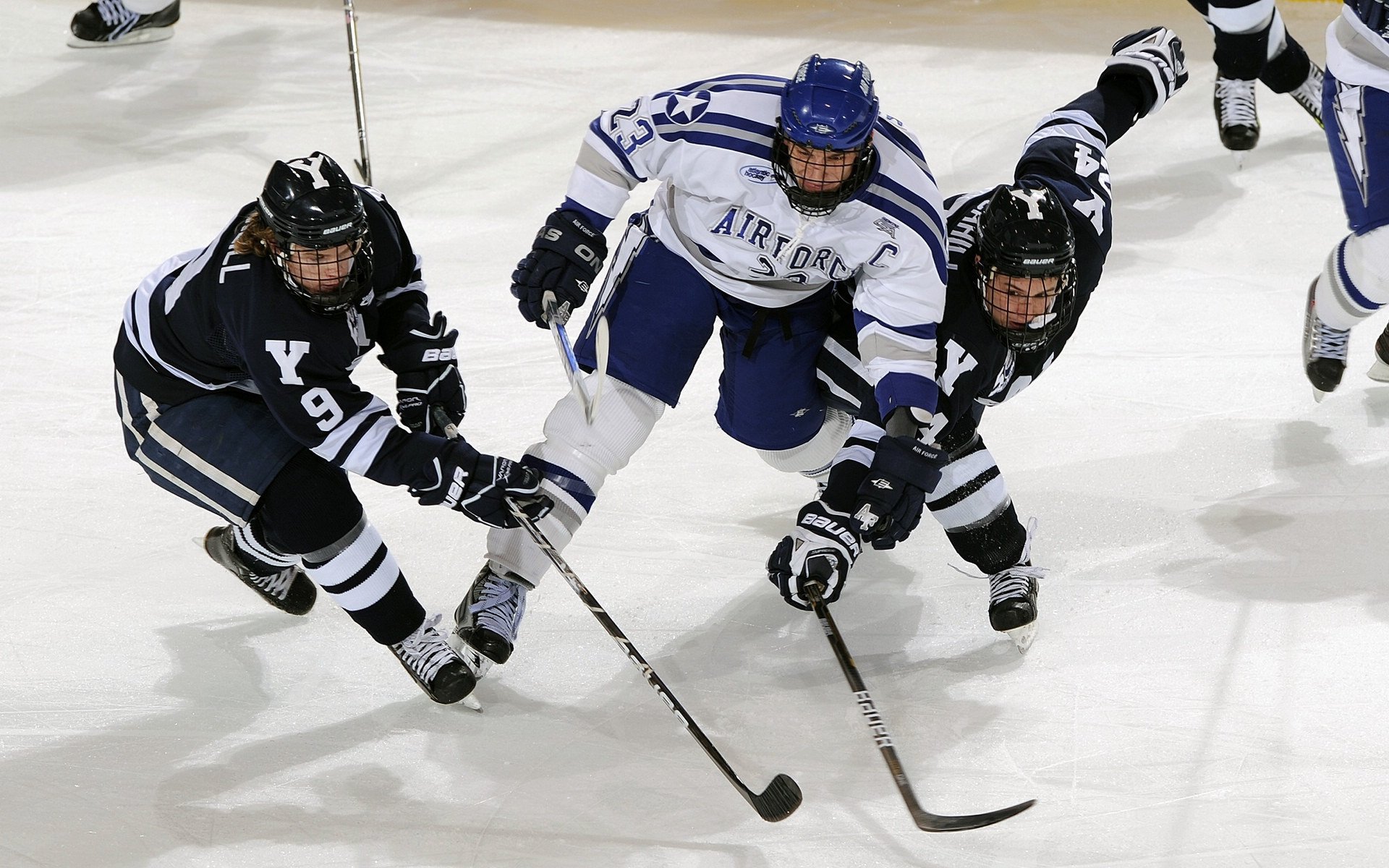 赛道上的逆袭，周冠宇领衔阿斯顿马丁险胜迈凯伦