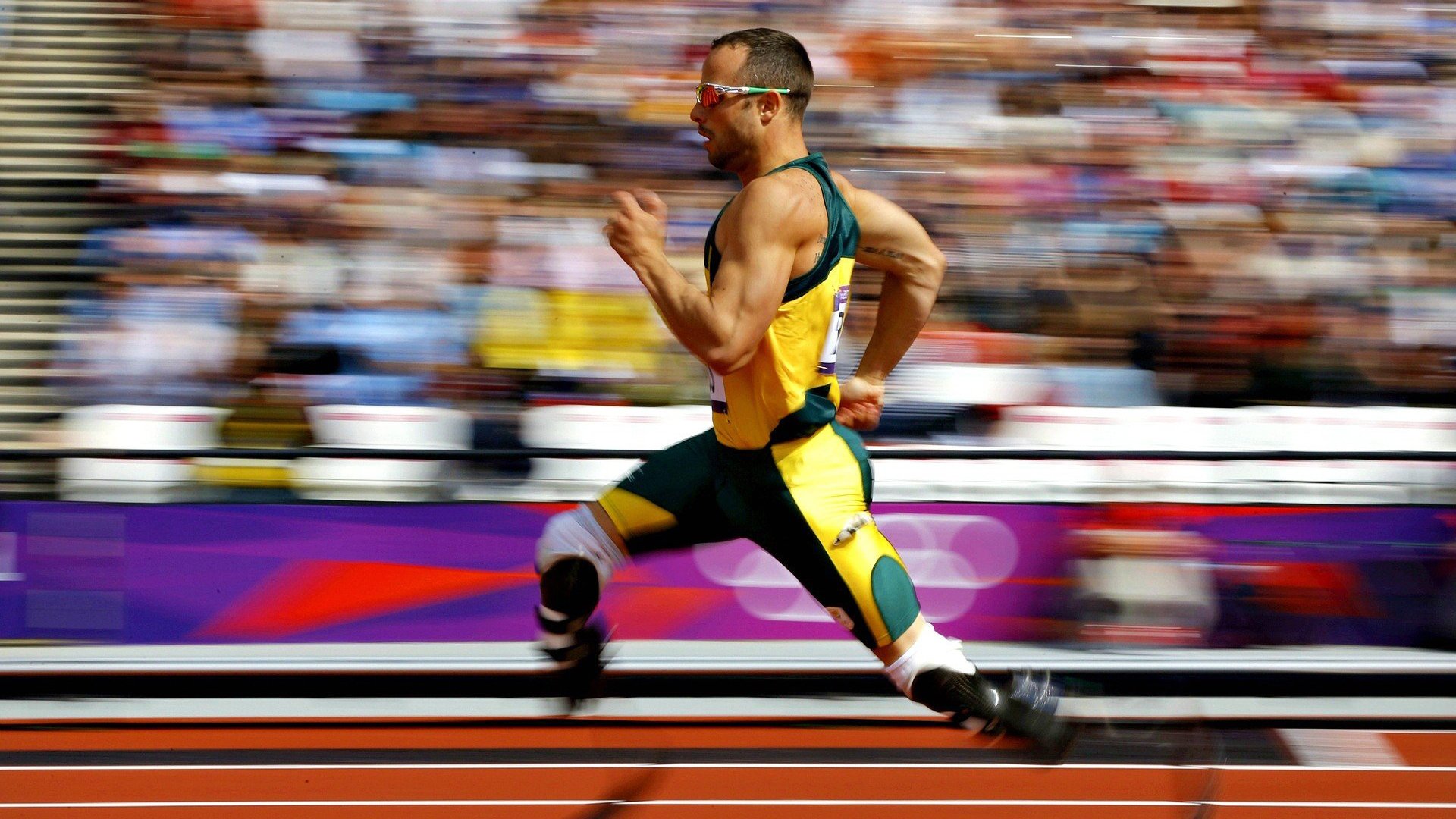 赛道风云，佩雷兹高光表现引领迈凯伦横扫阿斯顿马丁